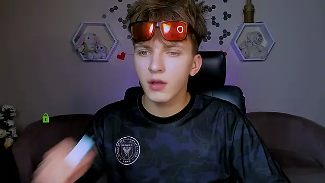 Snapshot of travis_wolf_ chatting on 09-18-25, 07:16 travis wolf online show from 09-18-25, 07:16