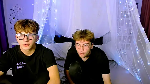 Snapshot of travis_wolf_ chatting on 10-19-25, 07:14 travis wolf online show from 10-19-25, 07:14