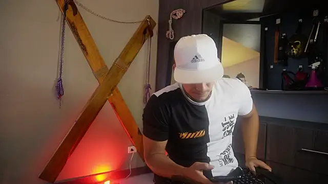 Snapshot of massimo_vidal_ chatting on 09-15-25, 02:50 massimo vidal online show from 09-15-25, 02:50