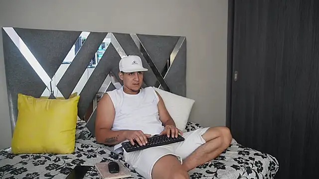 Snapshot of massimo_vidal_ chatting on 09-25-25, 01:04 massimo vidal online show from 09-25-25, 01:04