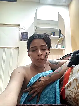 Snapshot of SaraBust chatting on 09-23-25, 01:41 SaraBust online show from 09-23-25, 01:41