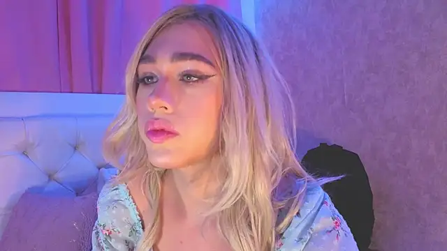 Snapshot of saraah_queen1 chatting on 10-25-25, 04:09 saraah queen1 online show from 10-25-25, 04:09