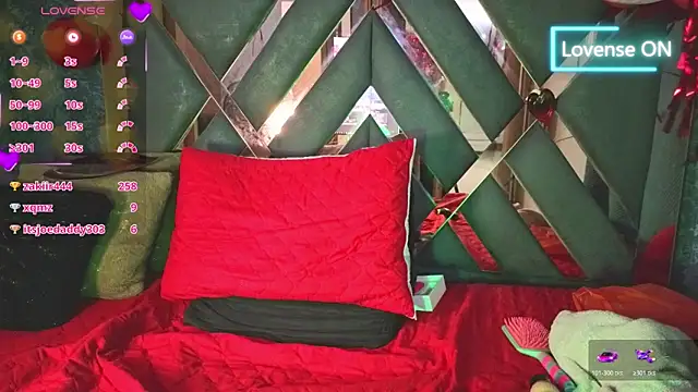 Snapshot of saraah_queen1 chatting on 02-15-26, 07:51 saraah queen1 online show from 02-15-26, 07:51