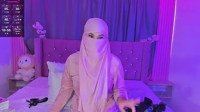 Snapshot of Nayla-Mouna chatting on 05-04-26, 07:32 Nayla-Mouna online show from 05-04-26, 07:32