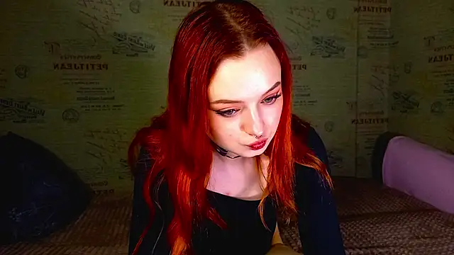 Snapshot of emi_less chatting on 10-14-25, 04:08 emi less online show from 10-14-25, 04:08