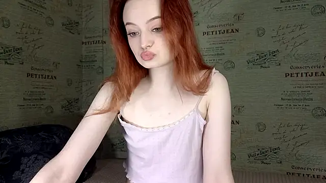 Snapshot of emi_less chatting on 10-19-25, 04:40 emi less online show from 10-19-25, 04:40