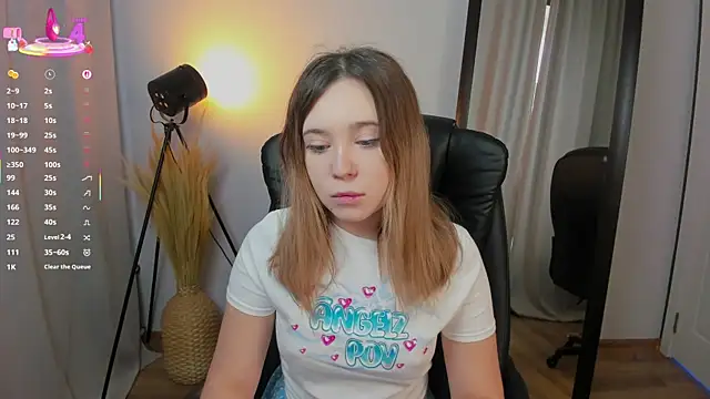 Snapshot of Lina_Glow chatting on 10-18-25, 06:37 Lina Glow online show from 10-18-25, 06:37