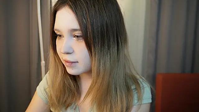 Snapshot of Lina_Glow chatting on 11-20-25, 07:08 Lina Glow online show from 11-20-25, 07:08