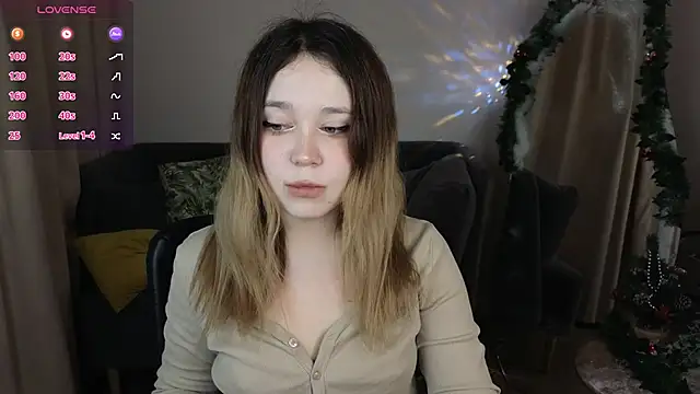 Snapshot of Lina_Glow chatting on 12-21-25, 06:42 Lina Glow online show from 12-21-25, 06:42