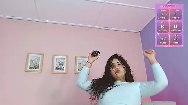 Snapshot of lourdes_moon22 chatting on 09-28-25, 02:39 lourdes moon22 online show from 09-28-25, 02:39