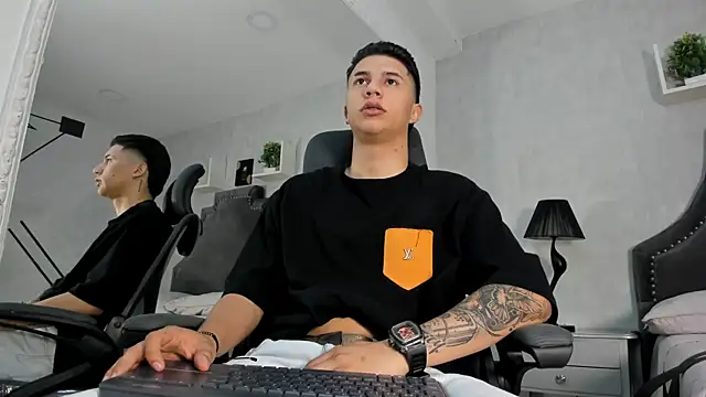 liaamsmiith  online show from 10-04-25, 12:25