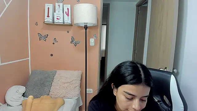 Snapshot of valerihouse chatting on 12-14-24, 10:28 valerihouse online show from 12-14-24, 10:28