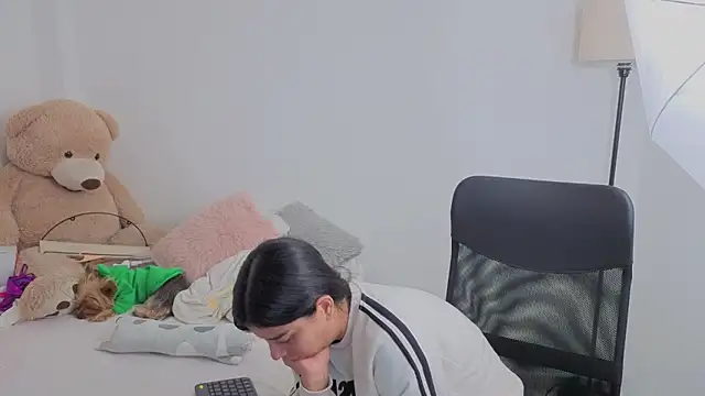 Snapshot of valerihouse chatting on 09-19-25, 01:07 valerihouse online show from 09-19-25, 01:07