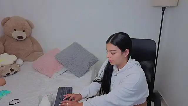 Snapshot of valerihouse chatting on 11-21-25, 12:54 valerihouse online show from 11-21-25, 12:54