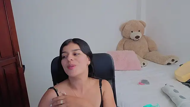 Snapshot of valerihouse chatting on 11-25-25, 12:21 valerihouse online show from 11-25-25, 12:21