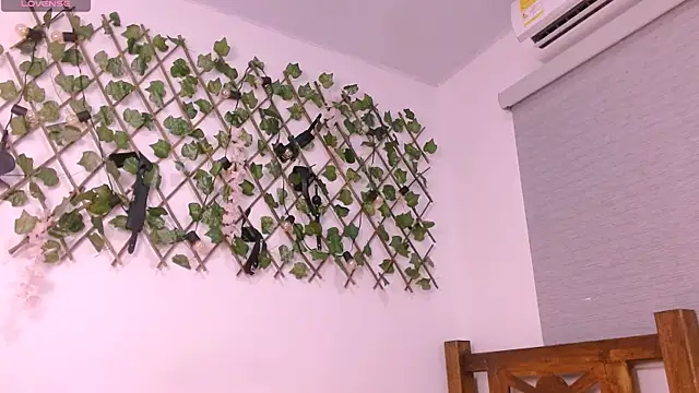 Snapshot of couples-hard-profond chatting on 12-17-25, 01:28 couples-hard-profond online show from 12-17-25, 01:28