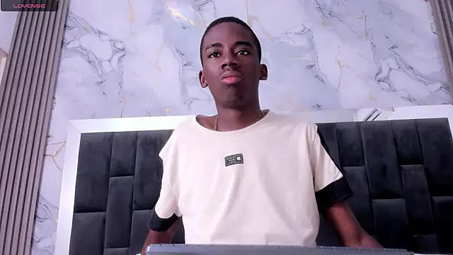 Snapshot of Alan_blacke chatting on 11-26-25, 01:12 Alan blacke online show from 11-26-25, 01:12