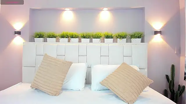 LunnaBlake online show from 12-18-25, 04:18