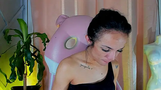 Snapshot of Cristal_Gem1 chatting on 06-22-26, 02:03 Cristal Gem1 online show from 06-22-26, 02:03