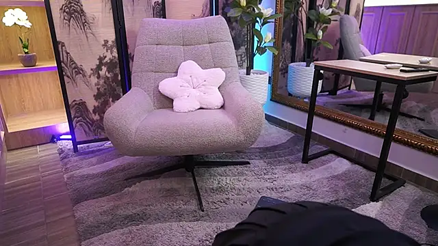 Snapshot of GiaNovak chatting on 11-22-25, 12:59 GiaNovak online show from 11-22-25, 12:59