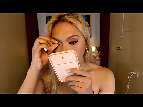 Snapshot of AthenaFLamia chatting on 10-02-25, 04:30 AthenaFLamia online show from 10-02-25, 04:30