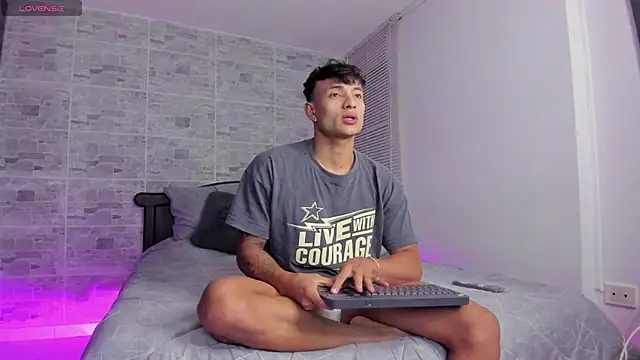 Snapshot of DavisFirb chatting on 11-03-25, 01:19 DavisFirb online show from 11-03-25, 01:19