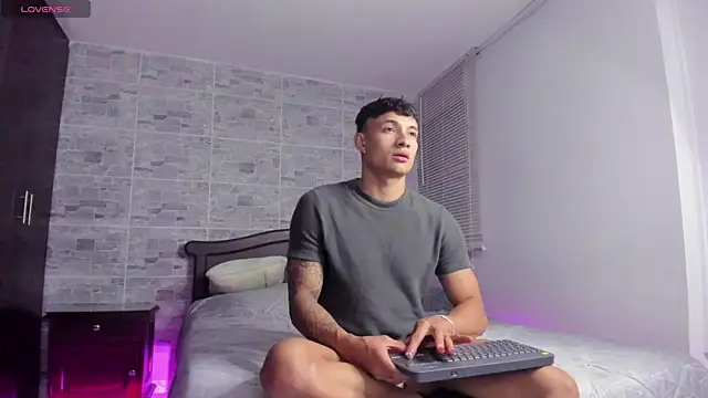 Snapshot of DavisFirb chatting on 11-20-25, 02:45 DavisFirb online show from 11-20-25, 02:45