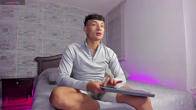 Snapshot of DavisFirb chatting on 11-21-25, 02:43 DavisFirb online show from 11-21-25, 02:43