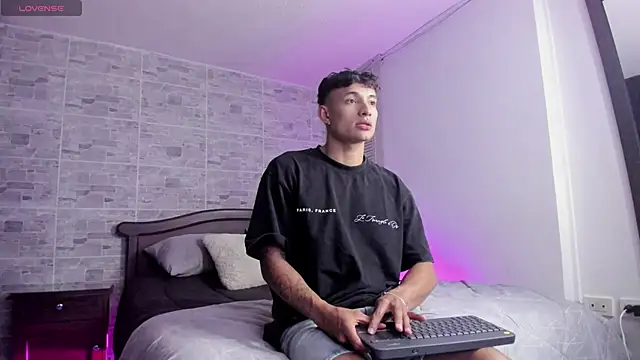 Snapshot of DavisFirb chatting on 11-24-25, 01:05 DavisFirb online show from 11-24-25, 01:05