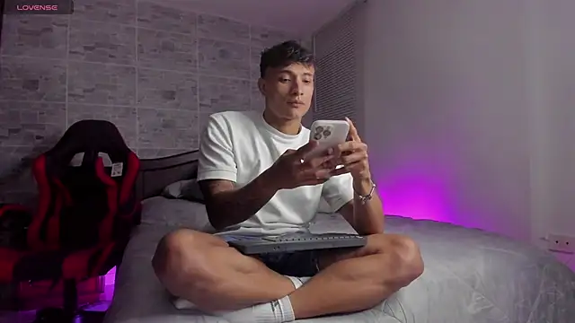 Snapshot of DavisFirb chatting on 12-01-25, 02:49 DavisFirb online show from 12-01-25, 02:49