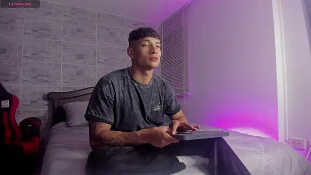 Snapshot of DavisFirb chatting on 12-05-25, 02:31 DavisFirb online show from 12-05-25, 02:31