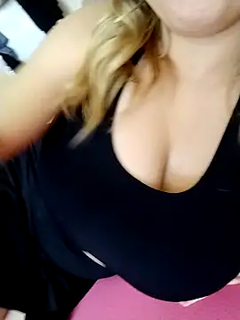 Snapshot of gamzeyak chatting on 10-01-25, 01:17 gamzeyak online show from 10-01-25, 01:17