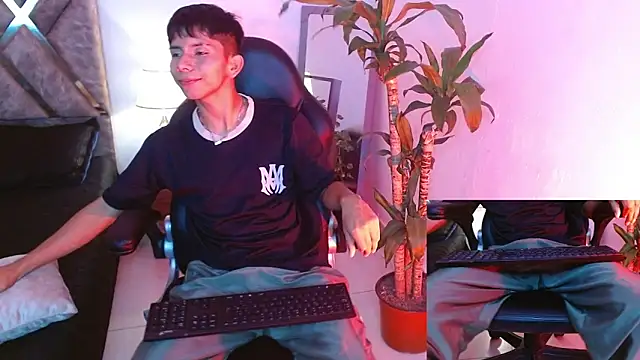 Hyunjin Son online show from 09-18-25, 01:18