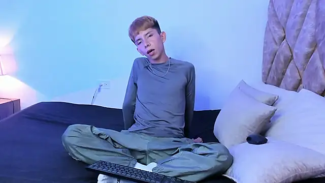 Hyunjin Son online show from 12-21-25, 03:52