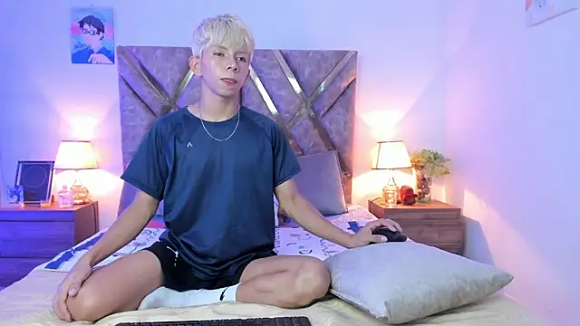 Hyunjin Son online show from 02-16-26, 04:36