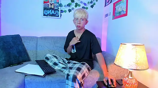 Hyunjin Son online show from 03-16-26, 05:06