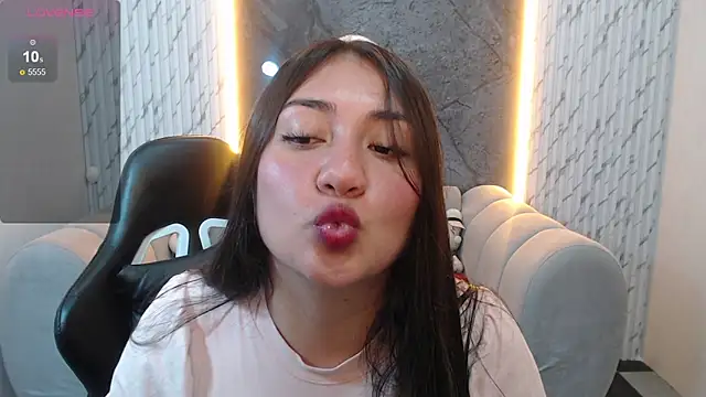 Snapshot of Ivony18_b chatting on 11-29-25, 08:01 Ivony18 b online show from 11-29-25, 08:01