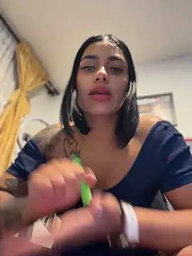 Snapshot of AlannaEvons chatting on 04-21-26, 01:42 AlannaEvons online show from 04-21-26, 01:42