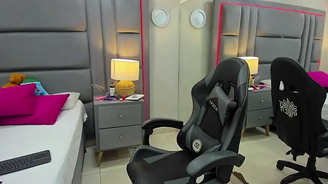 Snapshot of EimmyJones chatting on 11-07-25, 03:17 EimmyJones online show from 11-07-25, 03:17