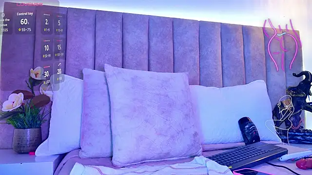 Snapshot of GabbieMonson chatting on 10-22-25, 04:18 GabbieMonson online show from 10-22-25, 04:18