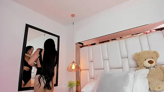 CarolinaFerrer online show from 11-13-25, 04:17