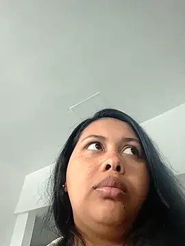 Snapshot of Alessandraa- chatting on 02-17-26, 06:47 Alessandraa- online show from 02-17-26, 06:47