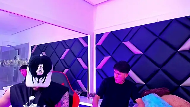 Snapshot of Handsomeboyss19 chatting on 10-17-25, 02:48 Handsomeboyss19 online show from 10-17-25, 02:48