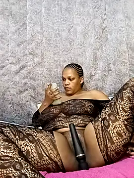 Snapshot of HappygalTheQueen chatting on 11-25-25, 07:36 HappygalTheQueen online show from 11-25-25, 07:36