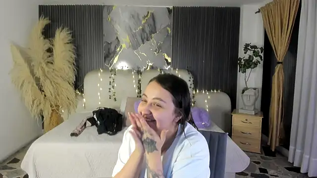 SarahCastro1  online show from 04-18-26, 03:54