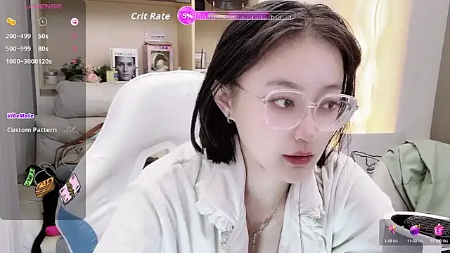 Snapshot of Naiyi-babe chatting on 10-28-25, 04:09 Naiyi-babe online show from 10-28-25, 04:09