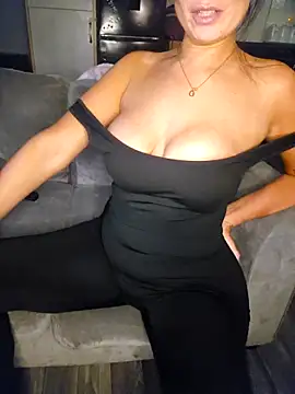 Snapshot of KissMeKylie chatting on 12-17-25, 11:11 KissMeKylie online show from 12-17-25, 11:11