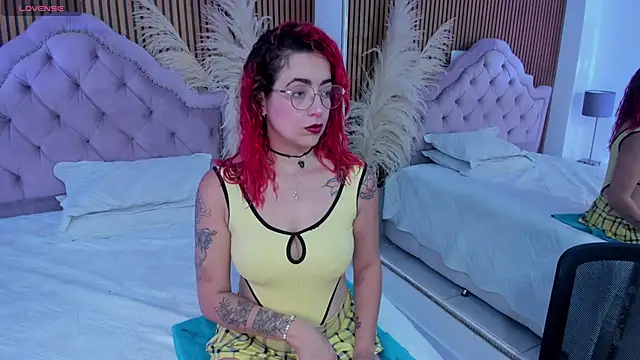 RoxanneStorm  online show from 12-18-25, 12:22