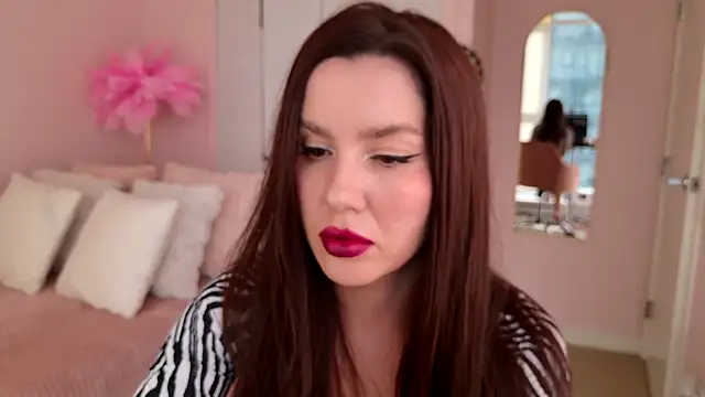 Snapshot of SirenSwitch chatting on 11-19-25, 09:59 SirenSwitch online show from 11-19-25, 09:59