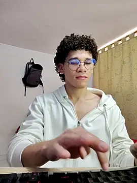 Snapshot of Tom_Blues chatting on 09-23-25, 12:08 Tom Blues online show from 09-23-25, 12:08